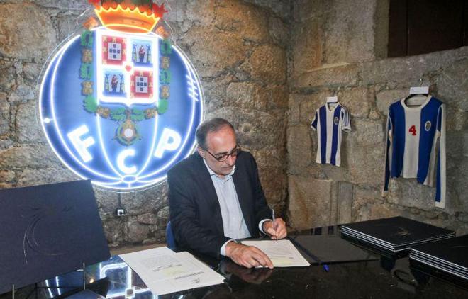 突出贡献的 突出贡献的