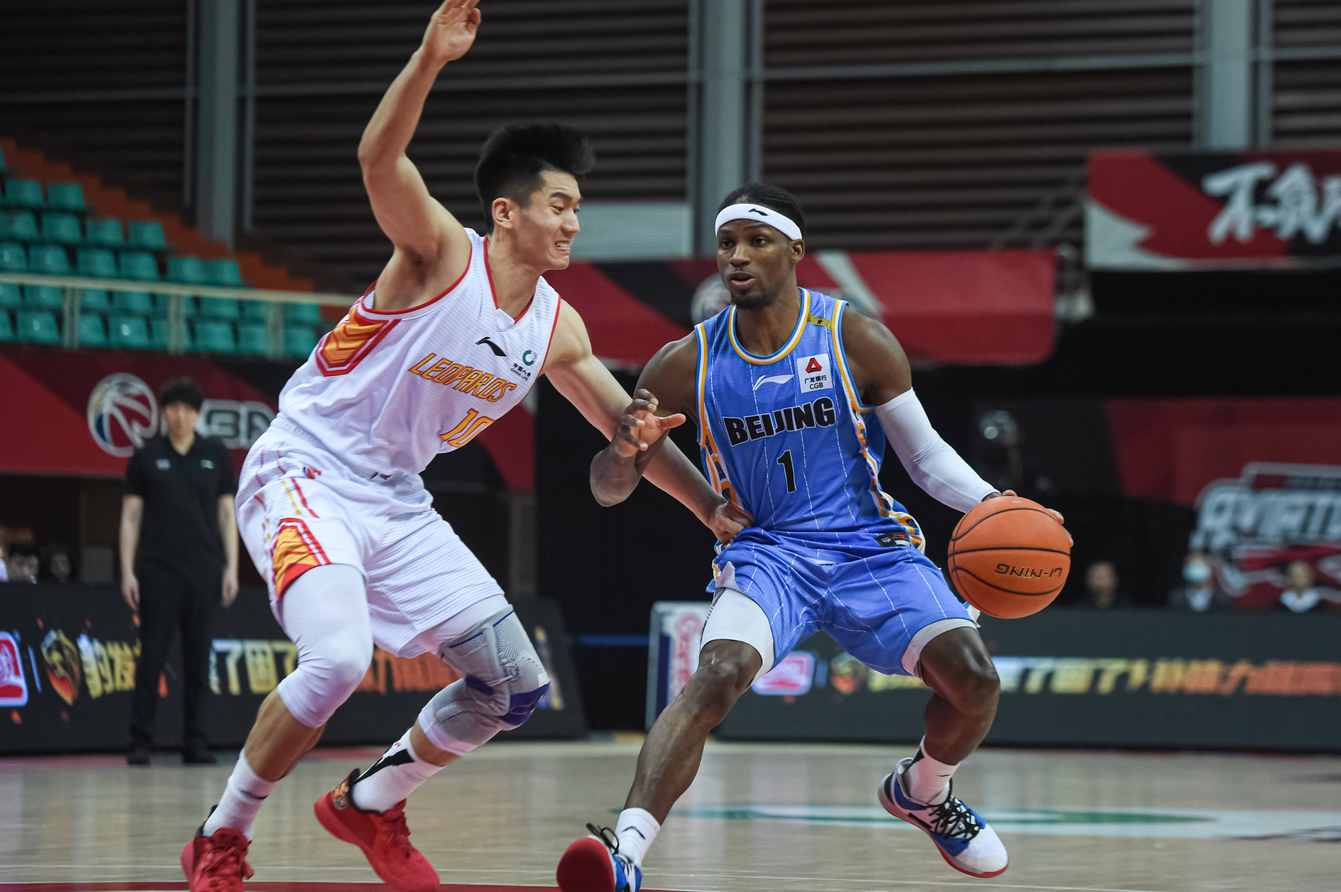 近十年最佳！中国男篮中锋谁是未来支柱？胡金秋杨瀚森各展风采