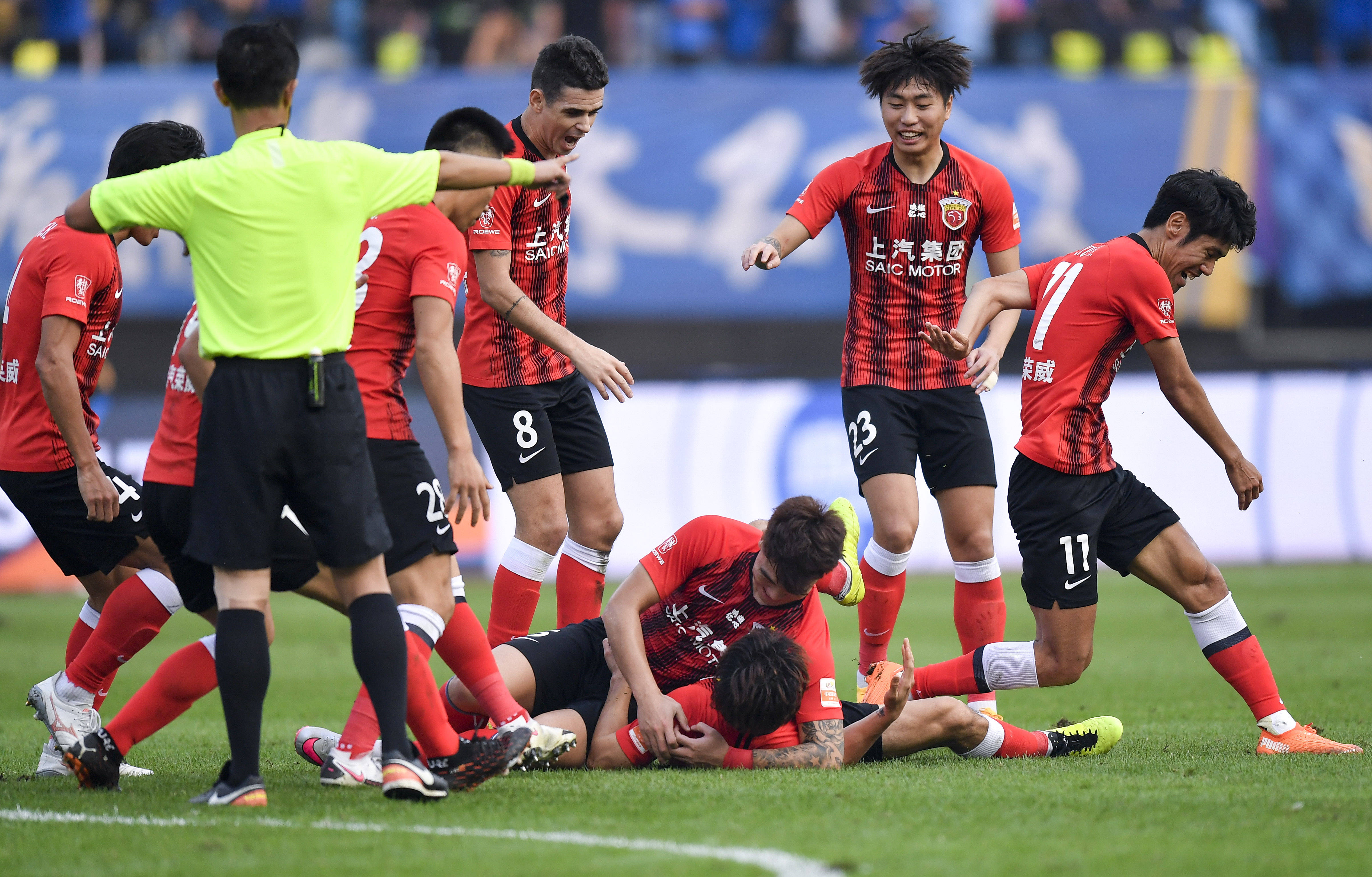 王楚钦摘金后球拍被踩断 巴黎奥组委展开调查